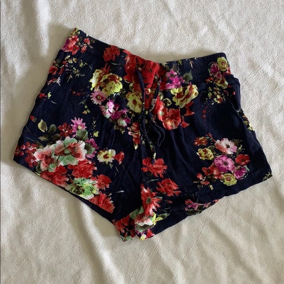 LOVE TREE Floral Shorts Size Large - Picture 1 of 6